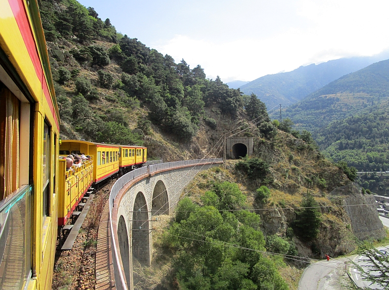 Viadukte und Tunnel prägen die Ligne de Cerdagne