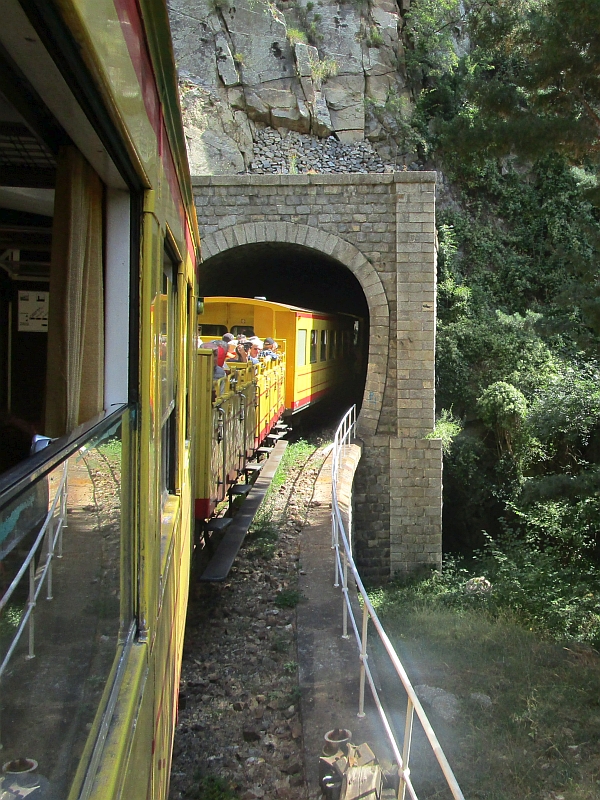 Einfahrt des train jaune in einen Tunnel