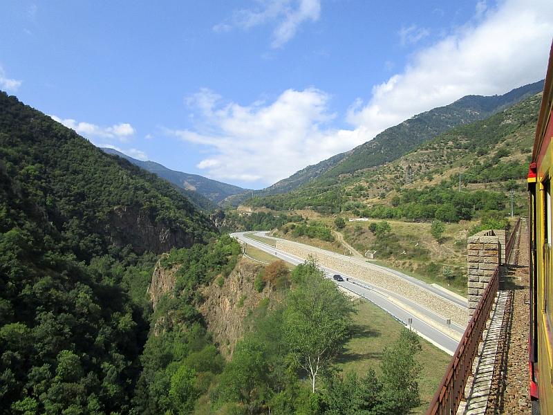 Fahrt über die Eisenbahnbrücke Pont Séjourné