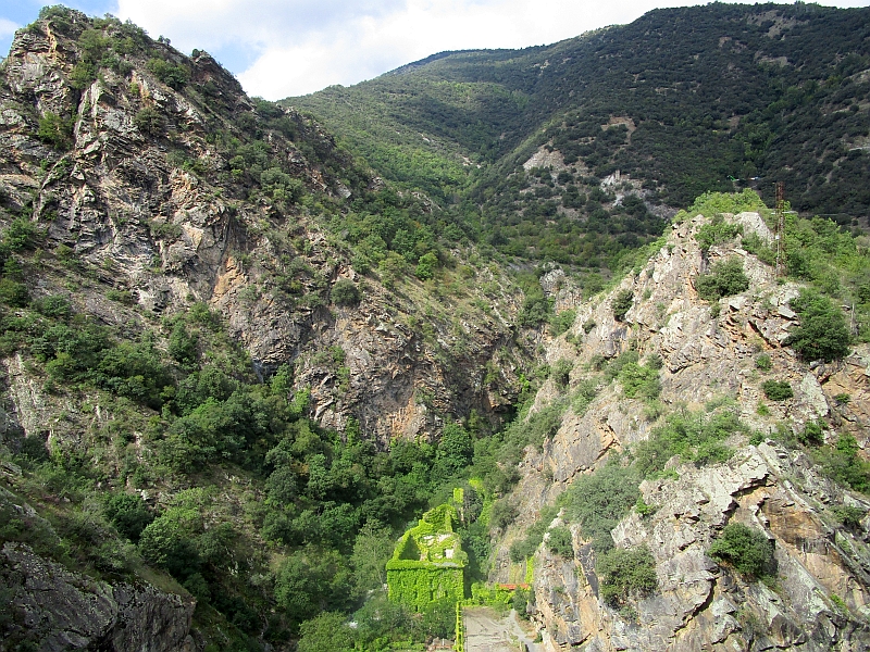 Blick auf die Ruine des Kurhotels von Canaveilles