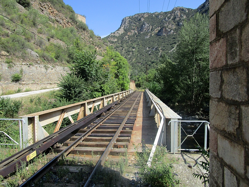 Fußweg über die Gleise der Ligne de Cerdagne