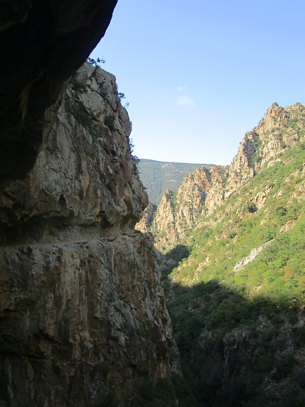 In den Fels geschlagener Wanderweg in der Gorges de la Carança