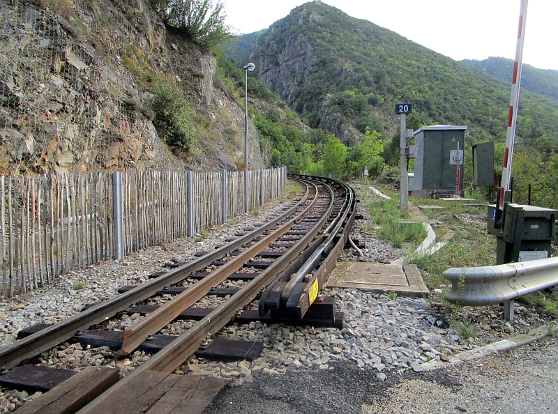 Stromschiene entlang der Gleise der Ligne de Cerdagne