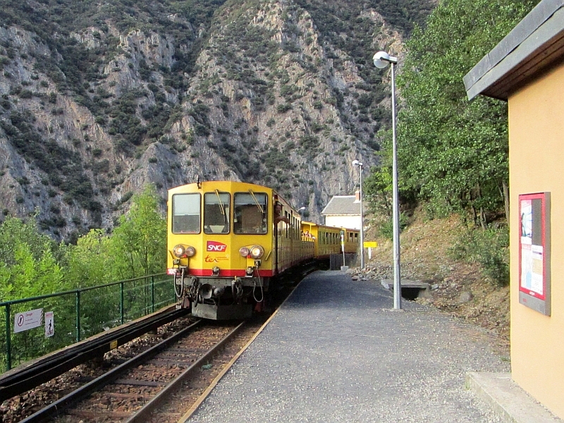 Einfahrt des train jaune am Haltepunkt Thuès-Carenca