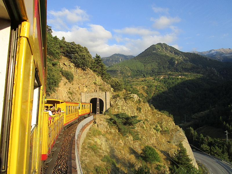 Train jaune in der Abendsonne