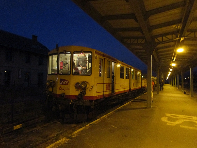 Train jaune nach der Ankunft in Latour-de-Carol - Enveitg
