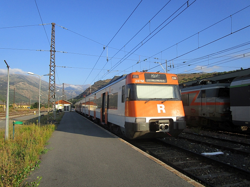 S-Bahn-Triebzug der Rodalies de Catalunya von Latour-de-Carol - Enveitg nach Barcelona