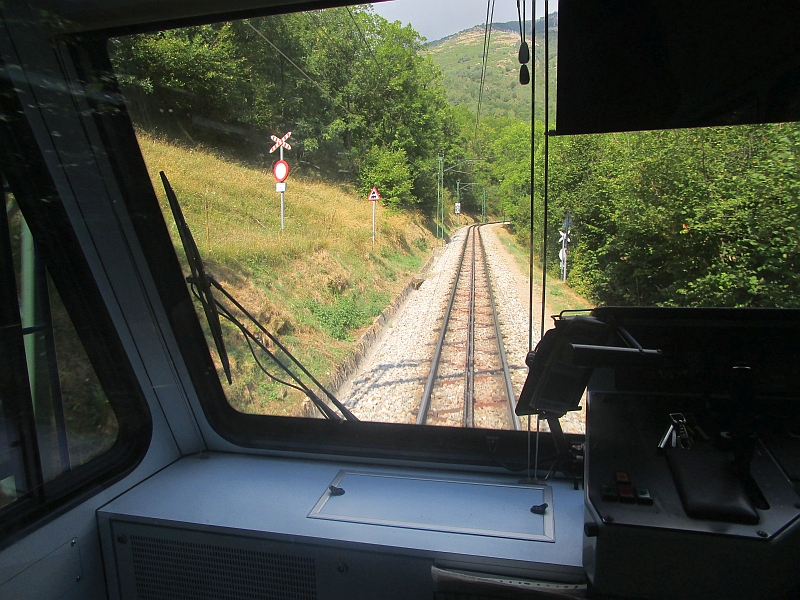 Blick auf die Strecke der Cremallera de Núria bei der Bergfahrt