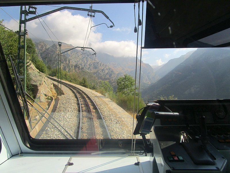 Blick auf die Strecke der Cremallera de Núria bei der Bergfahrt