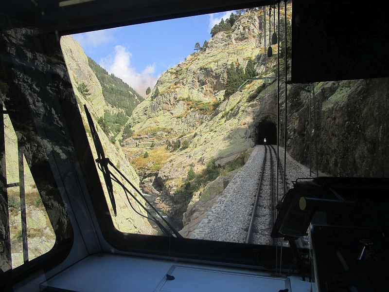 Tunnel vor dem Endbahnhof der Cremallera de Núria