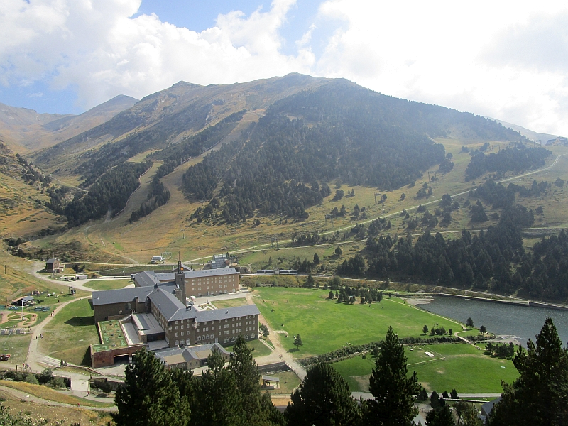 Blick auf das Sanktuarium und die Freizeitanlagen Vall de Núria