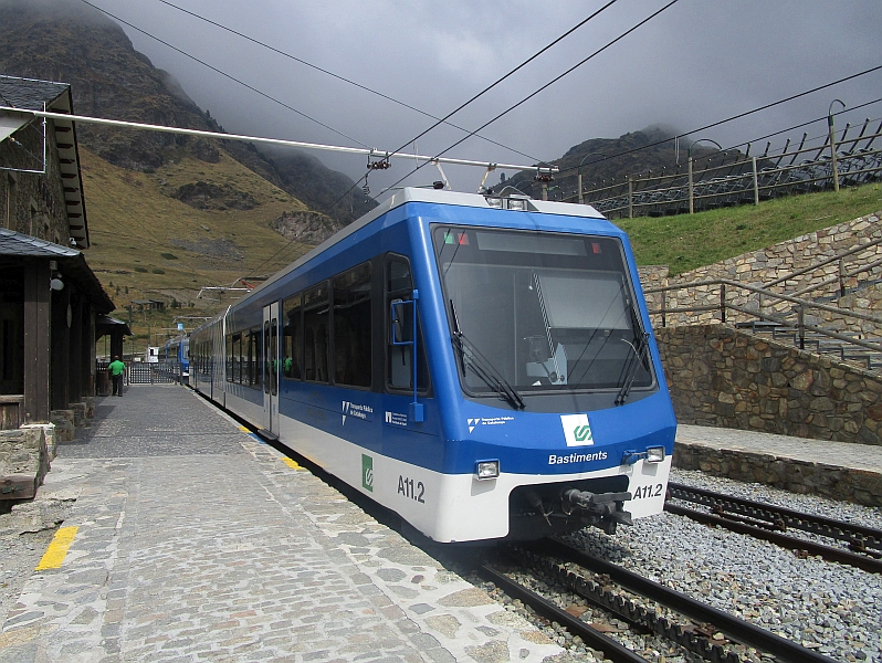 Zahnradbahn im Bahnhof Núria