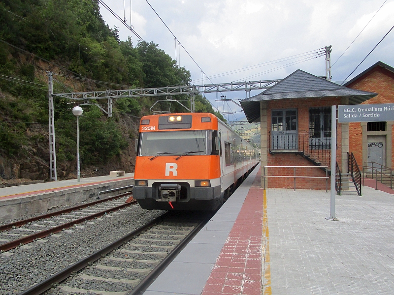 Einfahrt eines Rodalies-Triebzugs in den Bahnhof Ribes de Freser 
