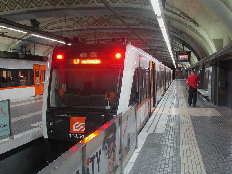 Metro der Linie 7 an der Station Plaça de Catalunya in Barcelona