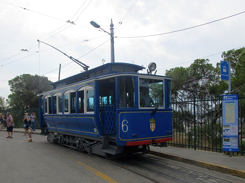 Straßenbahn Tramvia Blau an der bergseitigen Endstation