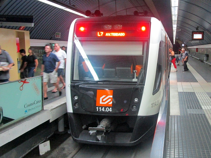 Metro der Linie 7 an der Station Avinguda Tibidabo Barcelona