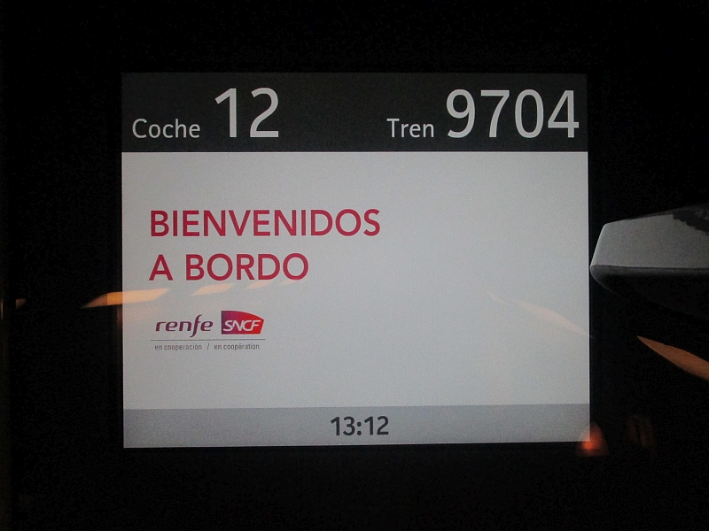 Spanischsprachiger Willkommensgruß auf dem Monitor des Fahrgastinformationssystems des TGV