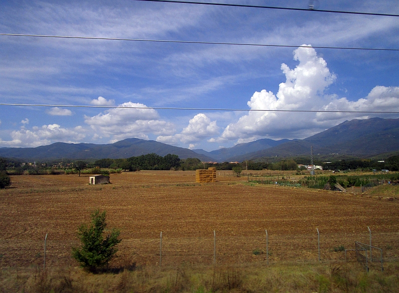 Blick aus dem Zugfenster auf der Schnellfahrtstrecke zwischen Barcelona und Girona