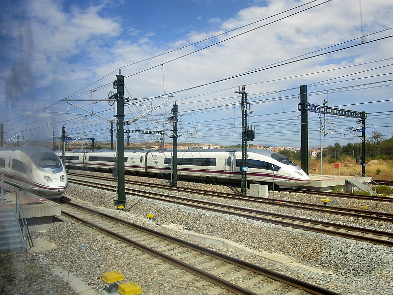 Spanische Hochgeschwindigkeitszüge im Bahnhof Figueres-Vilafant