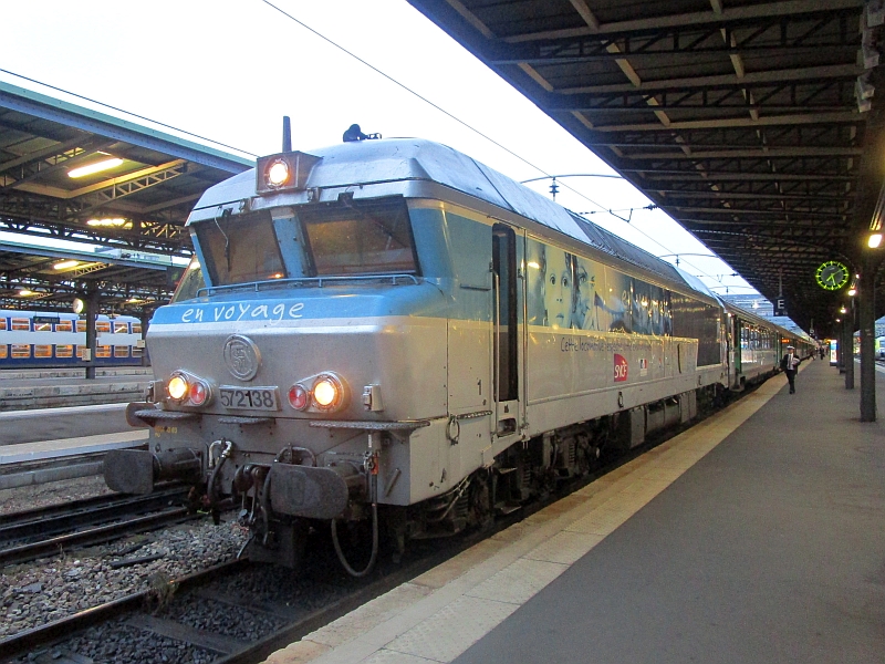 Diesellok der Baureihe CC 72100 vor dem Intercités Paris-Belfort