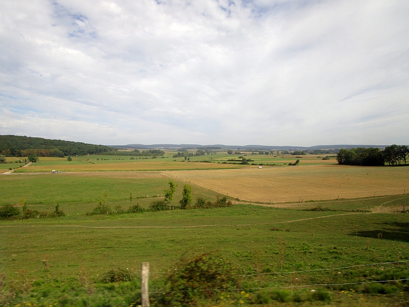Blick aus dem Zugfenster bei Vesoul in der Region Bourgogne-Franche-Comté