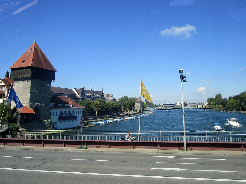 Fahrt über die Rheinbrücke Konstanz mit Blick auf den Seerhein mit dem Rheintorturm