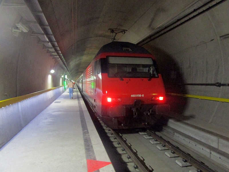 Lokomotive Re 460 am 'Gottardino' beim Halt an der Multifunktionsstelle Sedrun