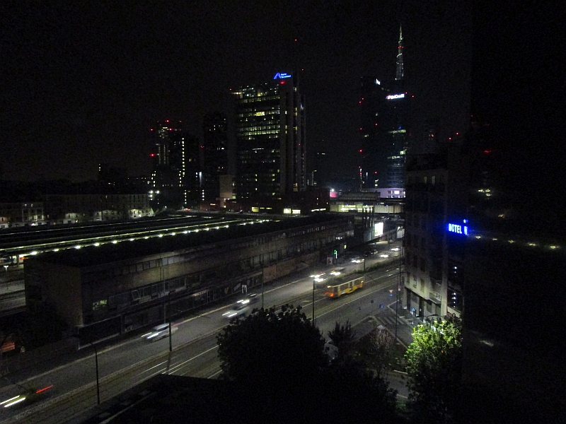 Nächtlicher Blick zum Bahnhof Porta Garibaldi Mailand