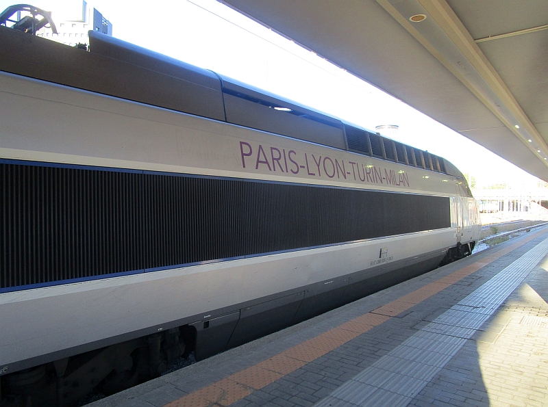 Werbebeschriftung 'Paris-Lyon-Turin-Milan' auf dem TGV