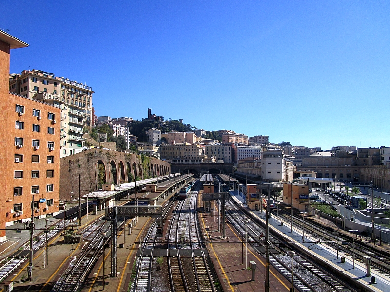 Blick über die Bahnsteige am Bahnhof Genova Piazza Principe