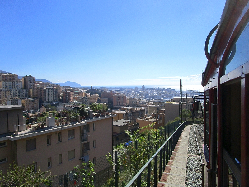 Blick aus der Zahnradbahn über die Dächer von Genua