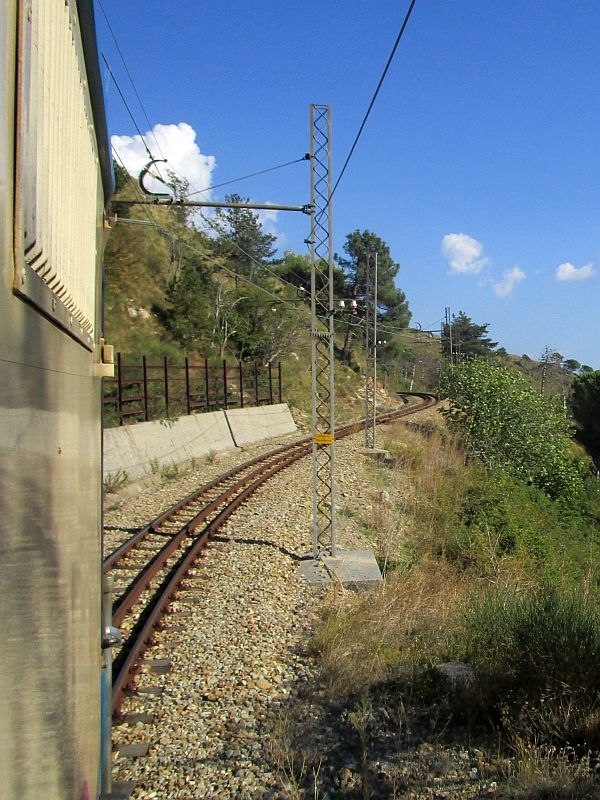 Blick aus dem Zugfenster der Ferrovia Genova-Casella