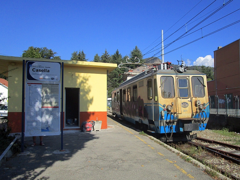 Triebwagen an der Endstation Casella Paese