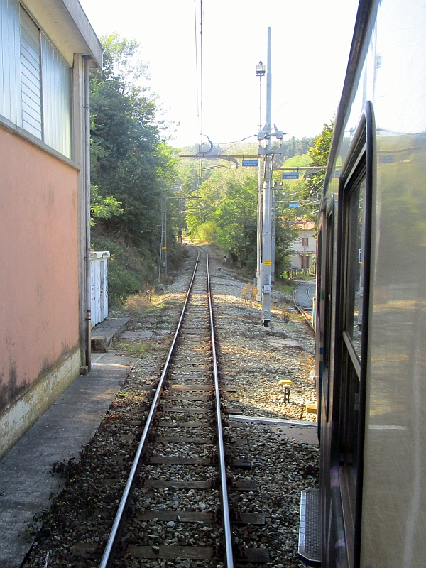 Einfahrt in die Spitzkehre, rechts die Strecke aus Casella, links die Strecke nach Genua