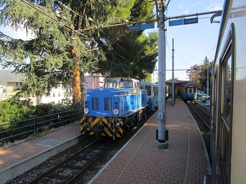 Einfahrt in den Bahnhof Genua Piazza Manin, links die Diesellok D1
