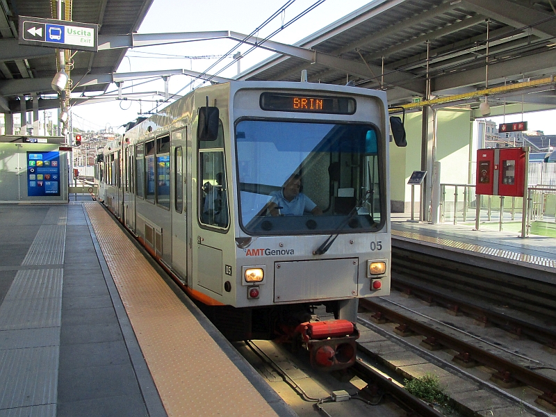 Zug der Metropolitana in der Station Brignole
