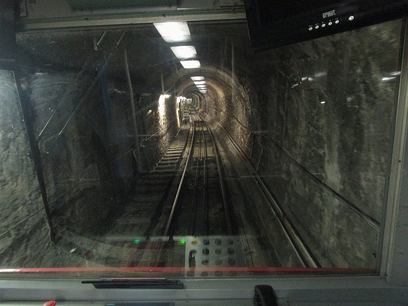 Talfahrt des Funicolare Zecca-Righi durch einen Tunnel
