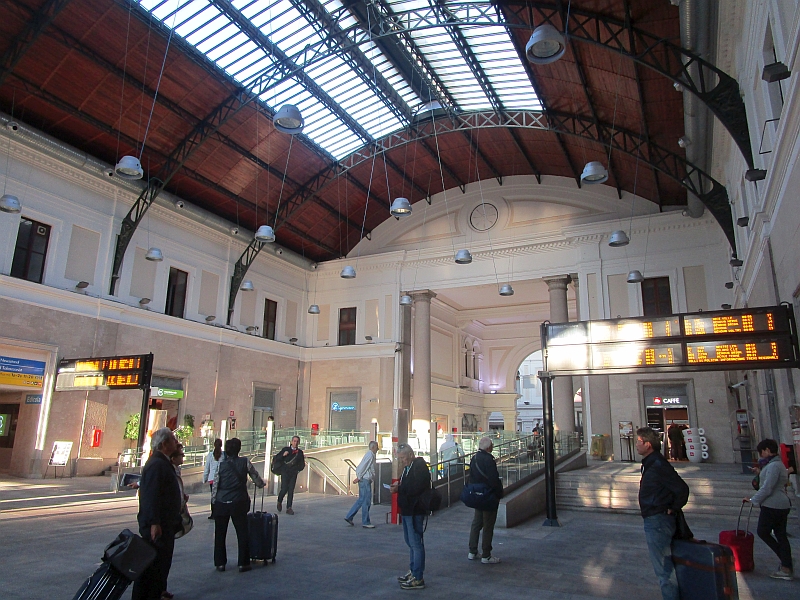 Empfangshalle im Bahnhof Genova Piazza Principe