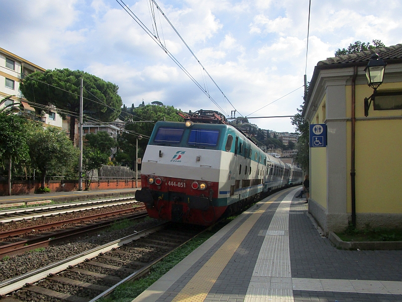 Einfahrt eines Intercity in den Bahnhof Rapallo