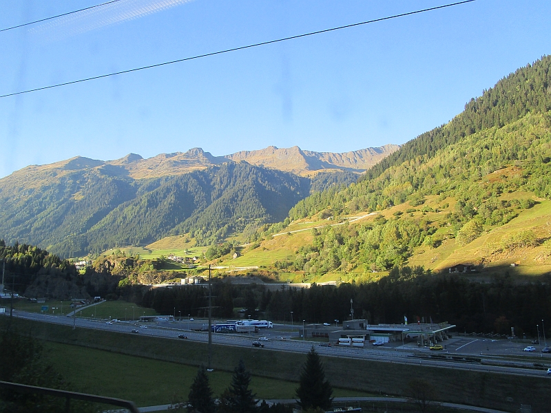 Fahrt auf der Gotthardstrecke durch das Tessin