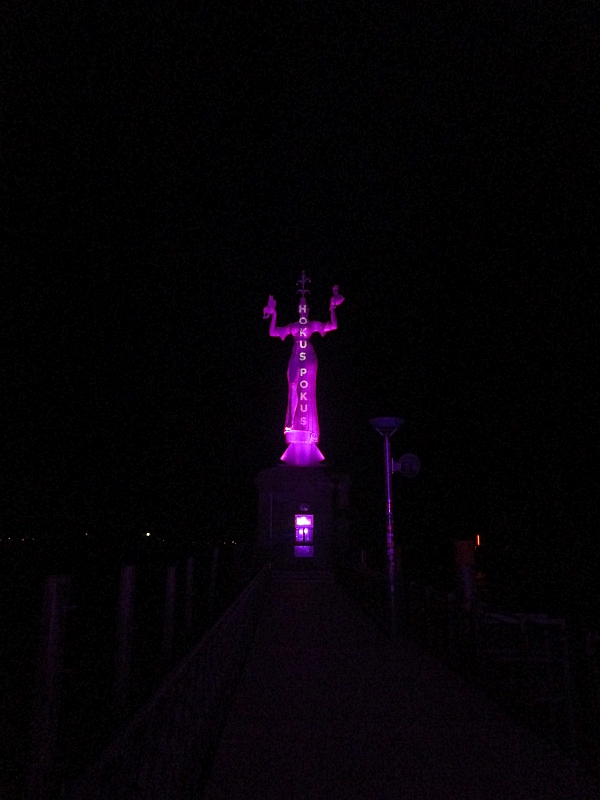 Imperia-Statue am Hafen Konstanz in purpurnem Licht