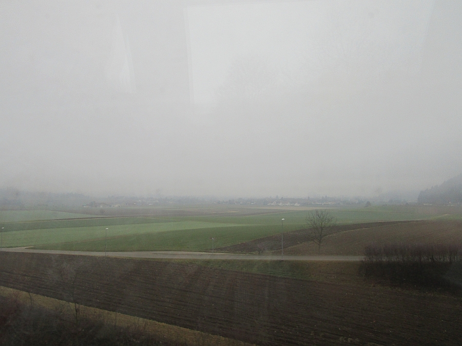 Fahrt durch den Nebel zwischen Zürich und Basel