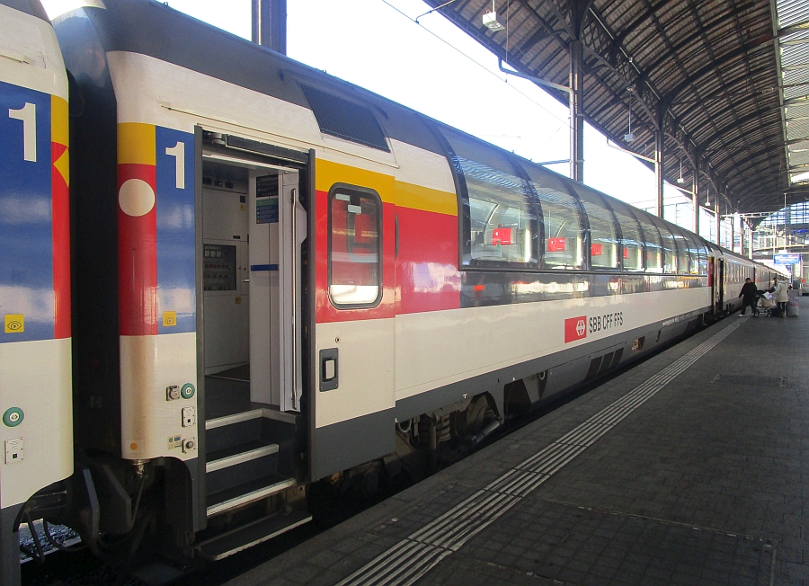 Panoramawagen beim Halt im Bahnhof Basel SBB