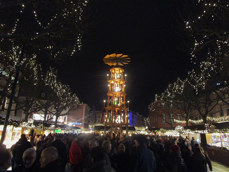 Weihnachtspyramide auf dem Weihnachtsmarkt von Mainz