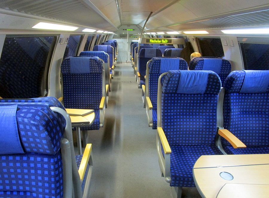 Erste Klasse im Oberdeck eines Doppelstockwagens in der Regionalbahn von Mainz nach Darmstadt
