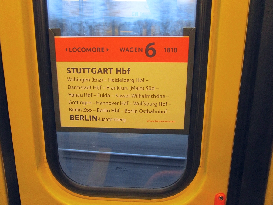Zuglaufschild des Locomore LOC 1818 Stuttgart-Berlin