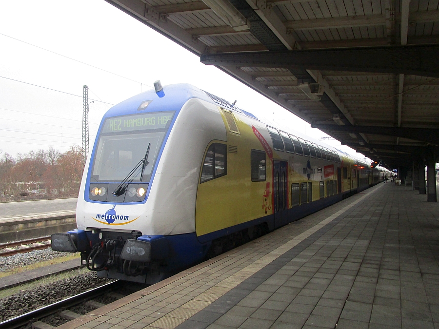 metronom-Zug im Bahnhof Göttingen