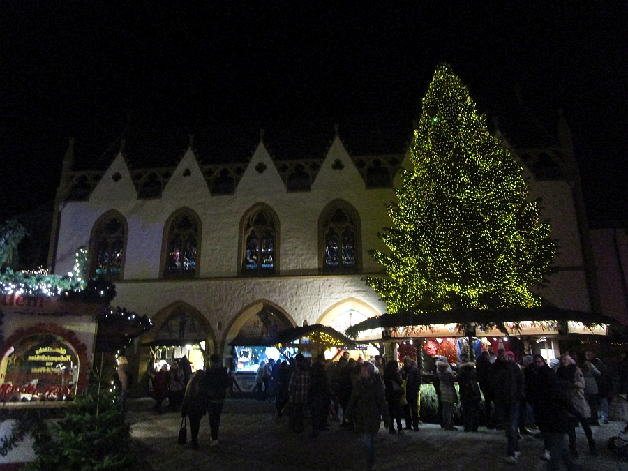 Weihnachtsmarkt vor dem gotischen Rathaus Goslar