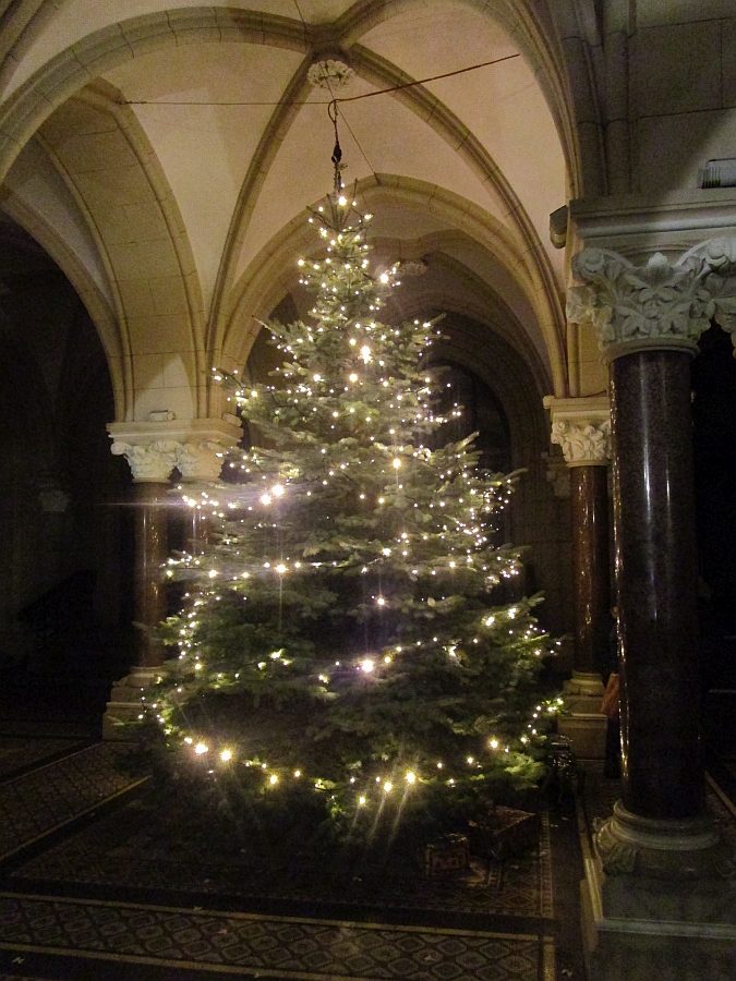 Weihnachtsbaum im Foyer des Rathauses Braunschweig