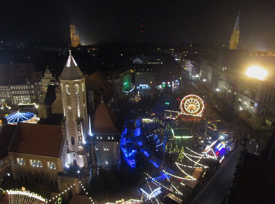 Blick vom Rathausturm Braunschweig auf den Weihnachtsmarkt